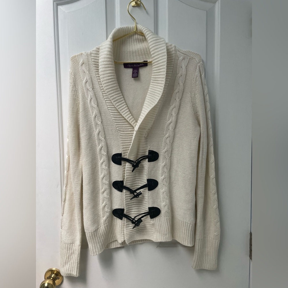 🌸S Gloria Vanderbilt Cream Cable-Knit Shawl Cardigan with Black Toggles EUC🌸